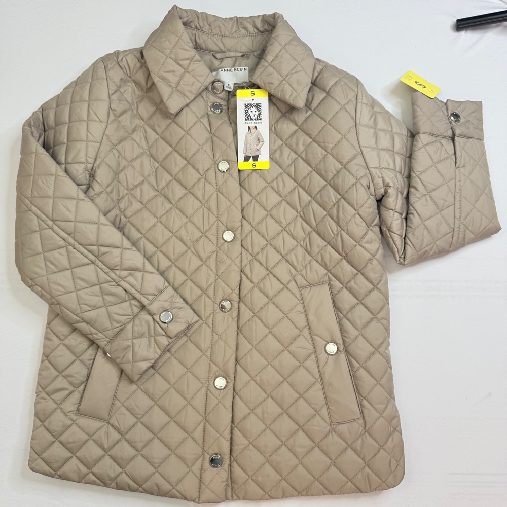 NWT! Anne Klein Womens Quilted Barn Jacket Tan Snap Front Lightweight Coat Small